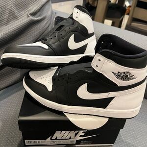 Nike Men's Black and White High-Top Sneakers
